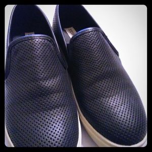 Steve Madden textured slip ons